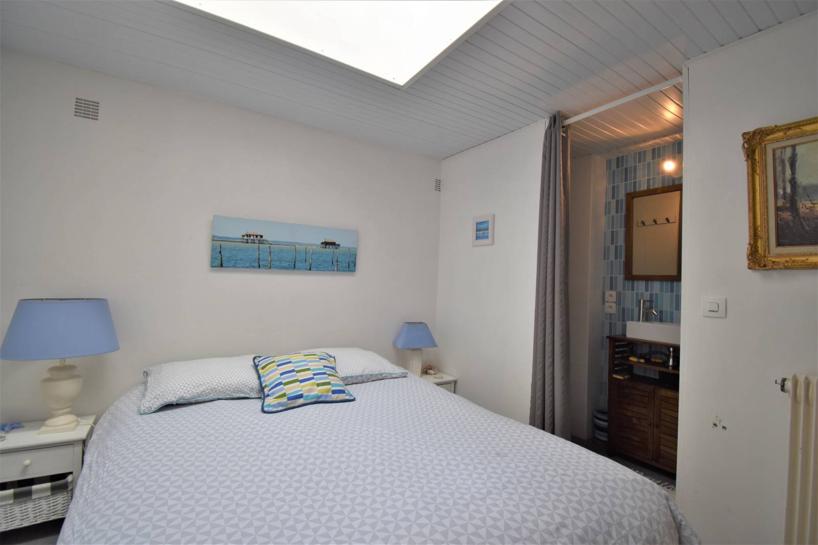 Chambre avec salle d’eau privative dans une maison de ville parfaitement située au centre de Taussat