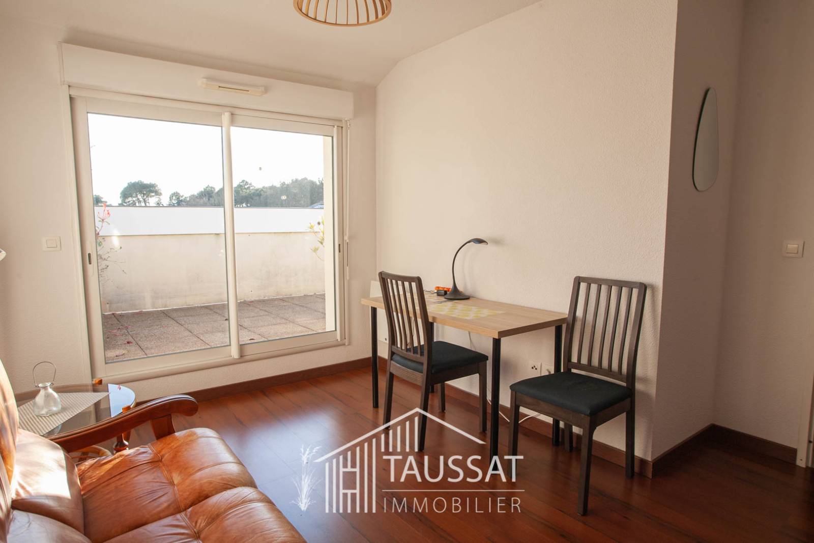 A vendre duplex avec chambre donnant sur la terrasse à Cassy