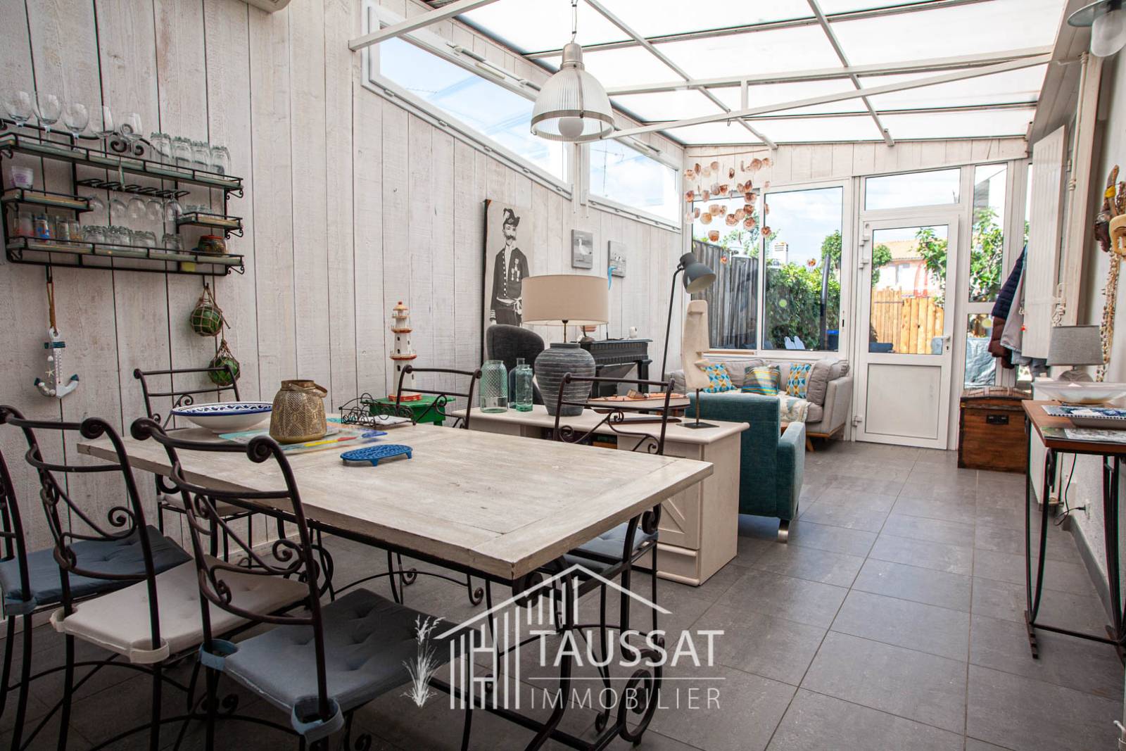 Pièce de vie lumineuse donnant sur terrasse bois dans une maison de ville idéalement située à Taussat