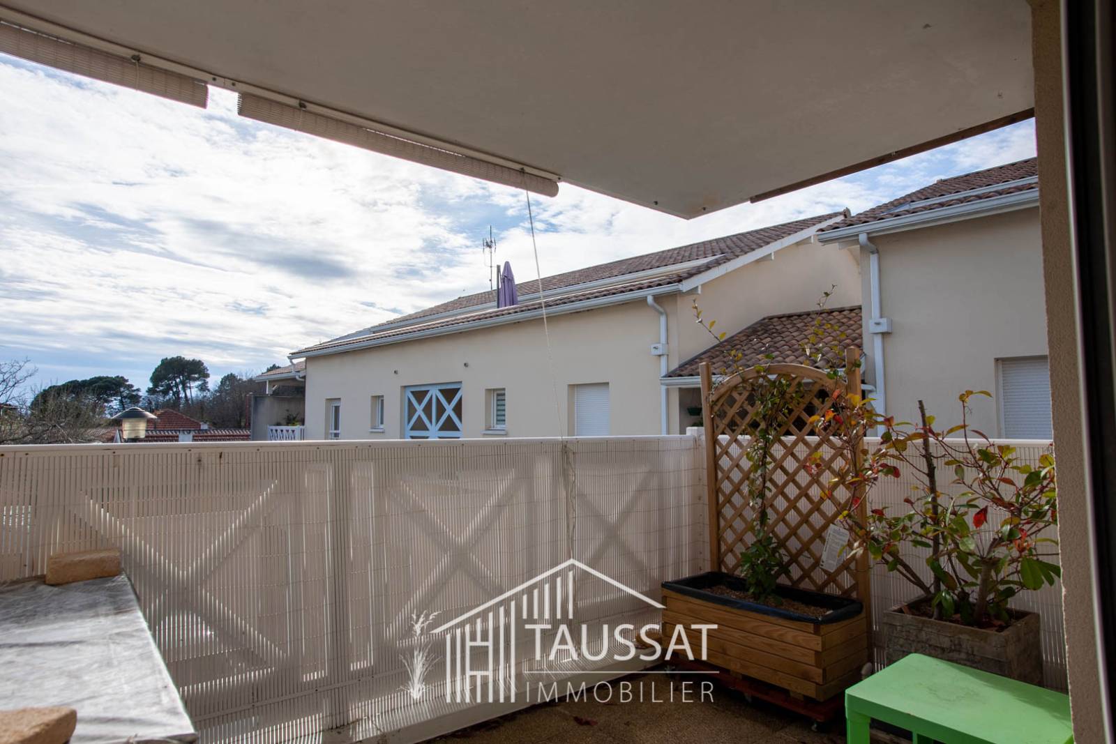 Balcon Sud-Ouest offrant un bel espace extérieur dans un duplex à vendre à Cassy