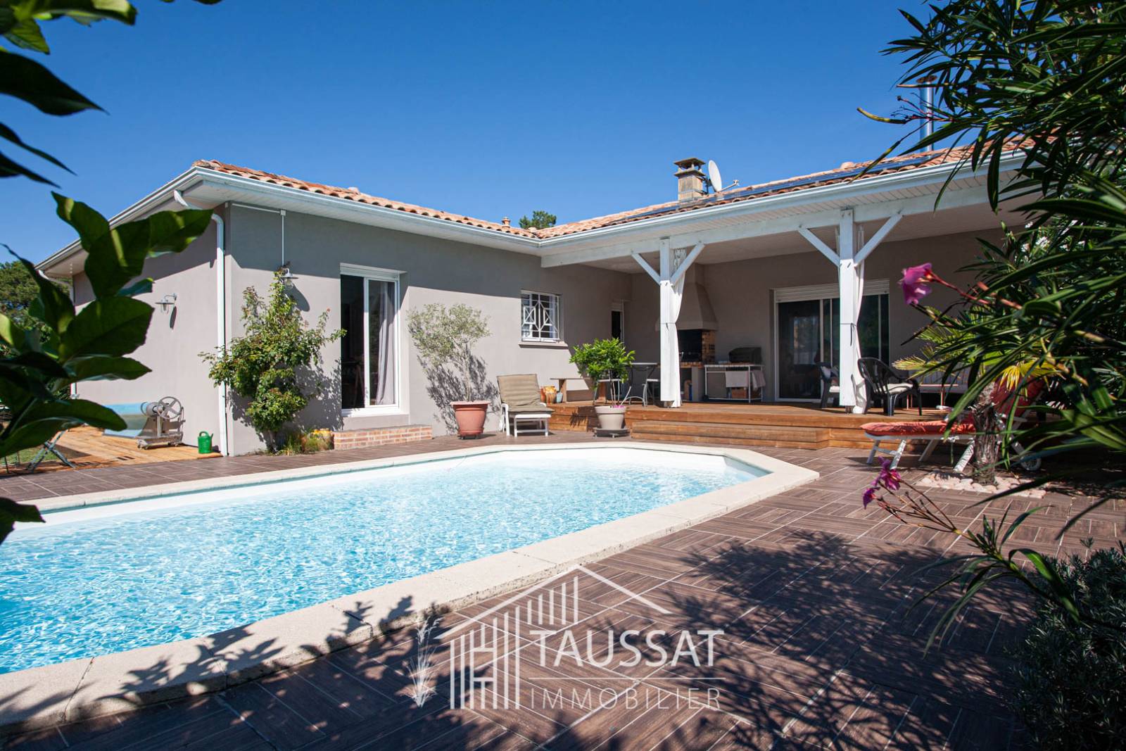 Piscine plein Sud et espaces détente pour cette maison de 147 m² à Cassy, idéale pour s’installer sans travaux