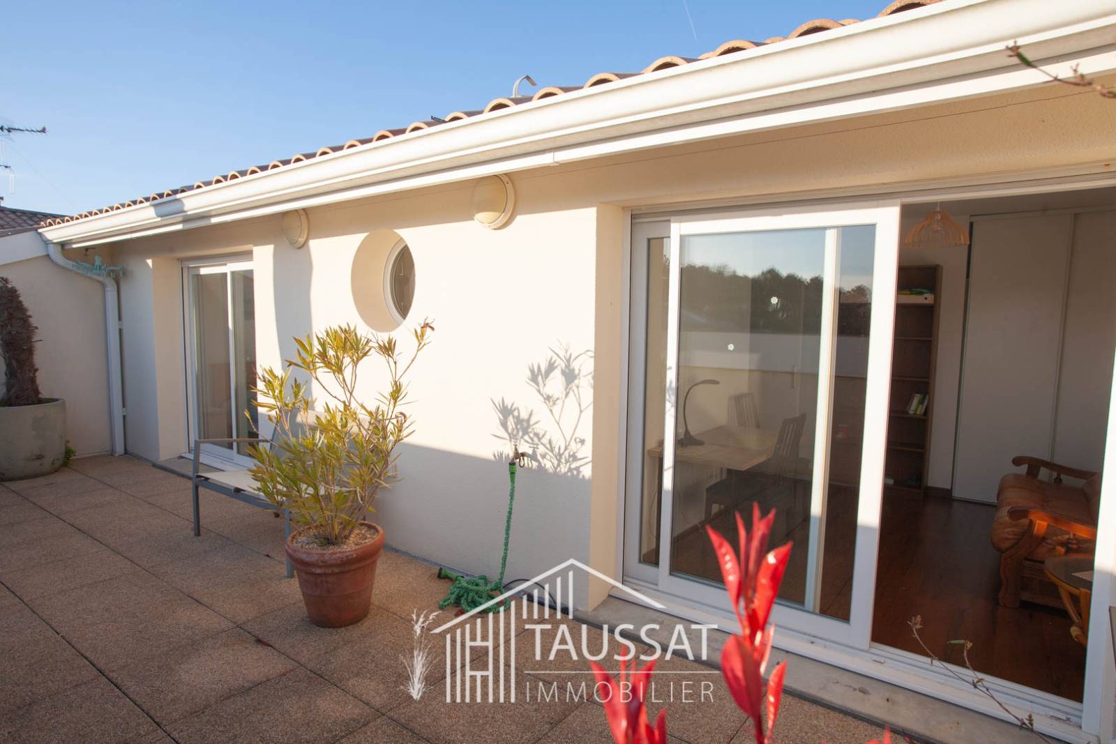 Duplex en résidence sécurisée avec balcon et terrasse, parfait pour une vie au calme à Cassy