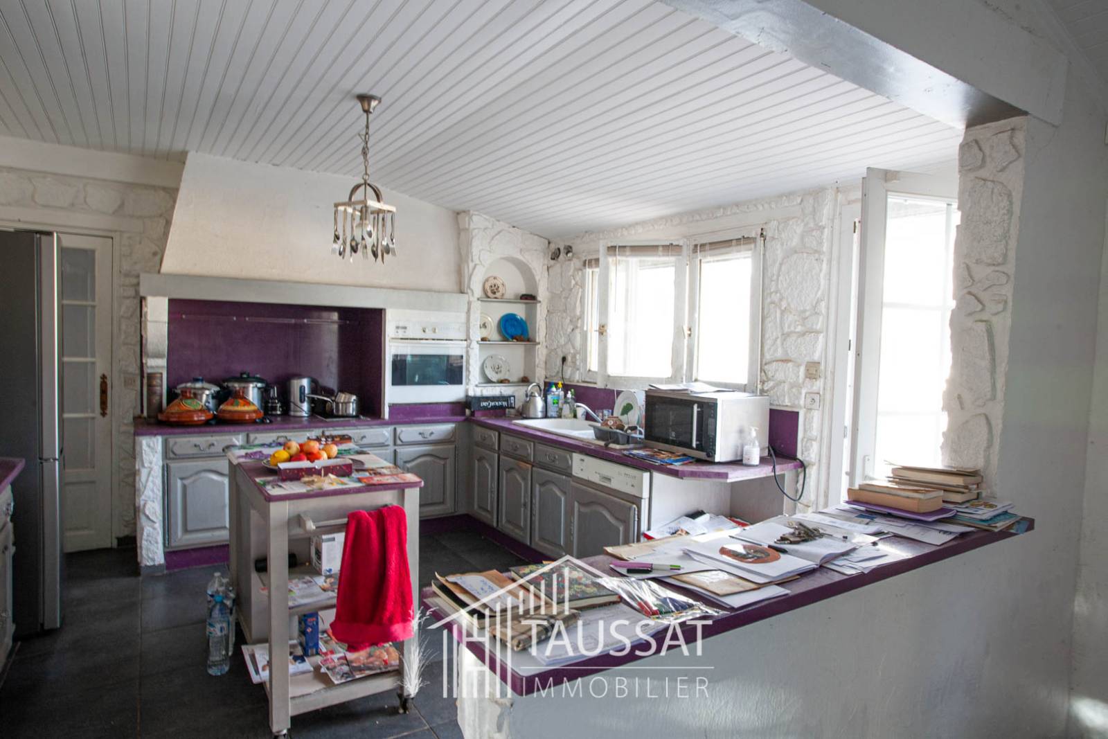 Cuisine ouverte conviviale dans une maison familiale à vendre à 500 m du Bassin d’Arcachon