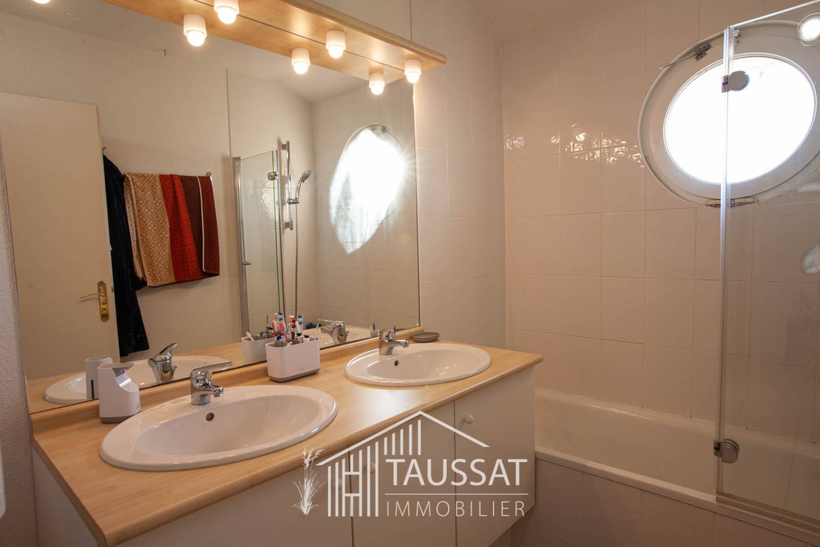 Salle de bains avec double vasque dans un duplex confortable situé à deux pas du port de Cassy