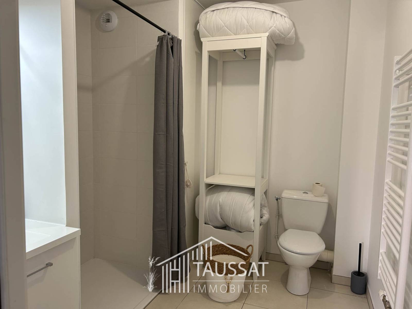 Salle d’eau contemporaine d’un studio de 39 m² en rez-de-chaussée dans résidence sécurisée à Taussat les Bains