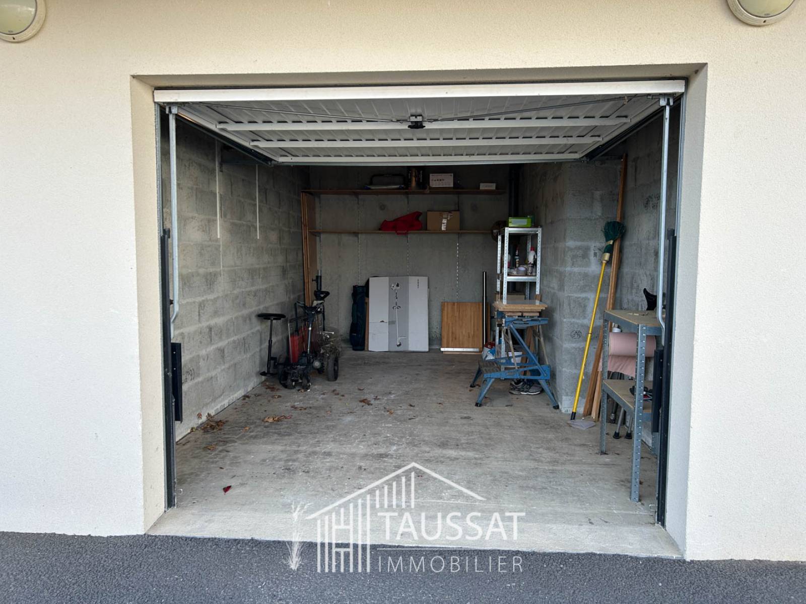 Garage privatif et deux places de parking extérieures pour ce duplex idéalement situé à Cassy