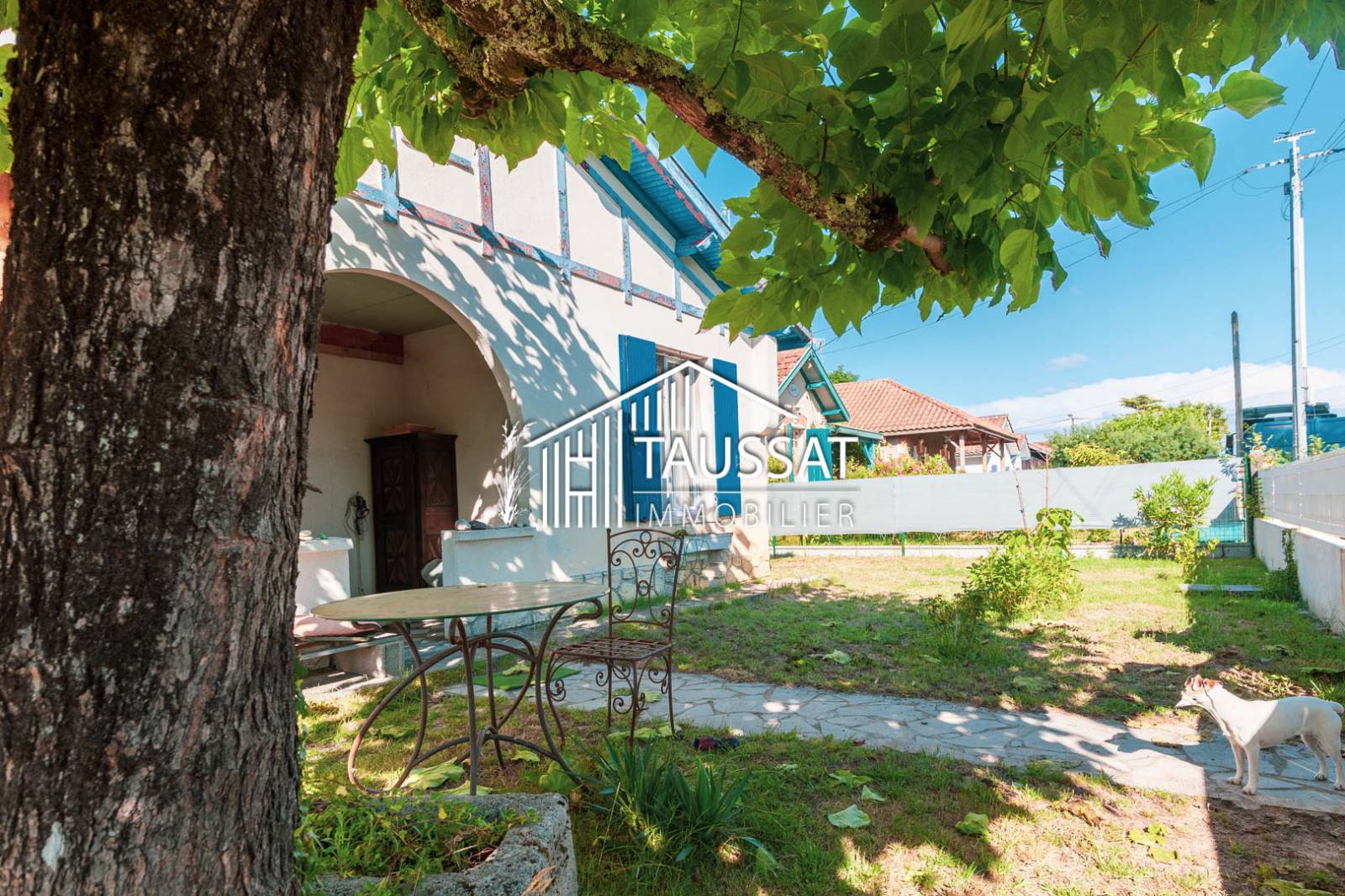 Maison typique du bassin dans le centre de Cassy