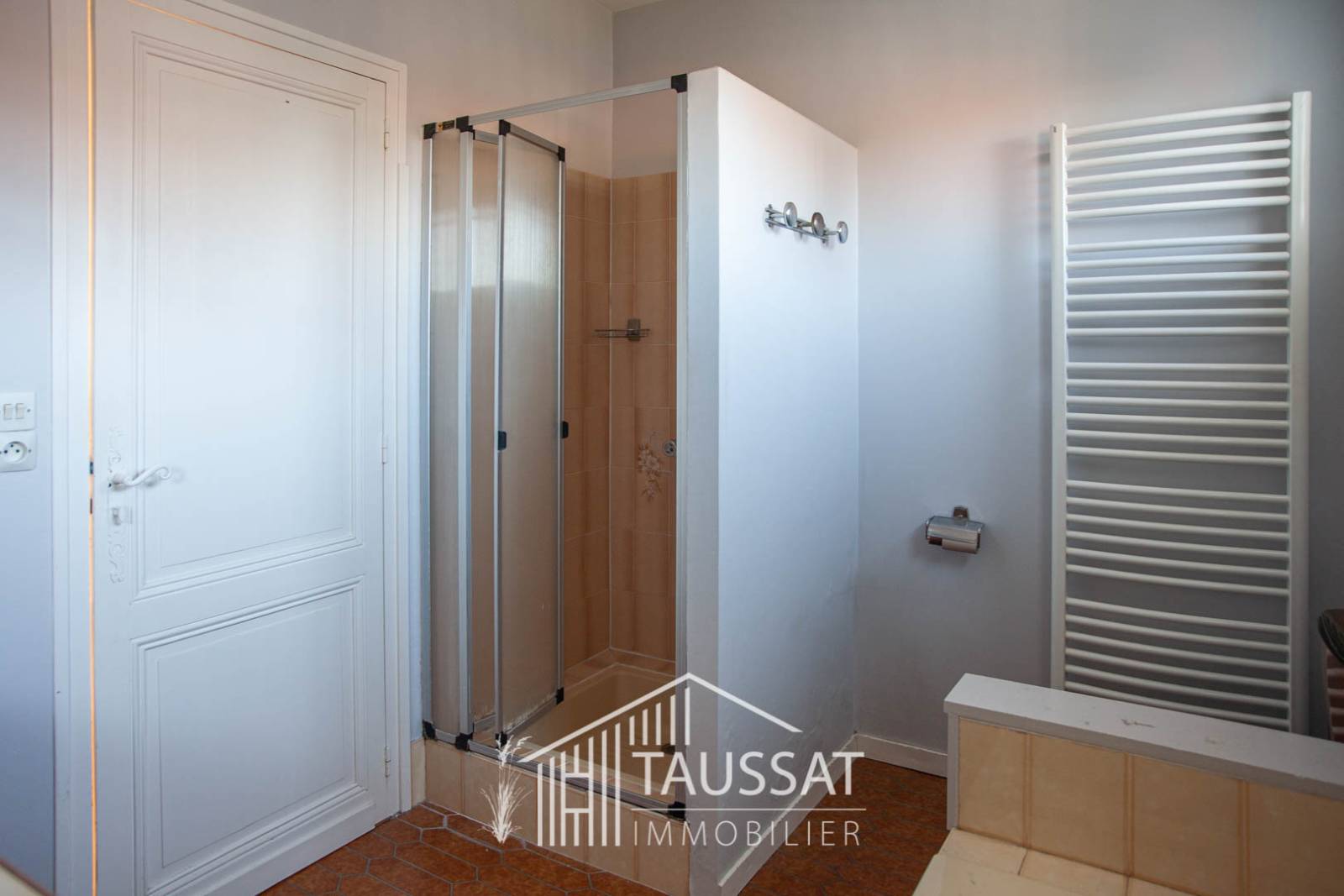 Charmante maison familiale de 122 m² à vendre : un cadre privilégié au cœur de Taussat-les-Bains