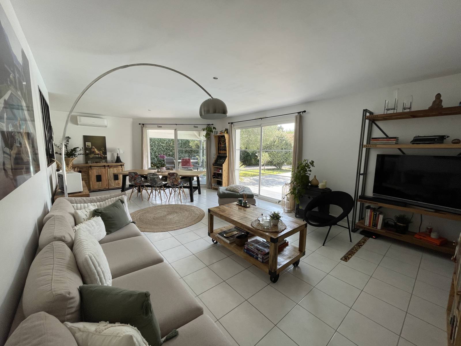 Pièce de vie lumineuse orientée sud-ouest dans une maison familiale à vendre à Taussat les Bains près des commerces