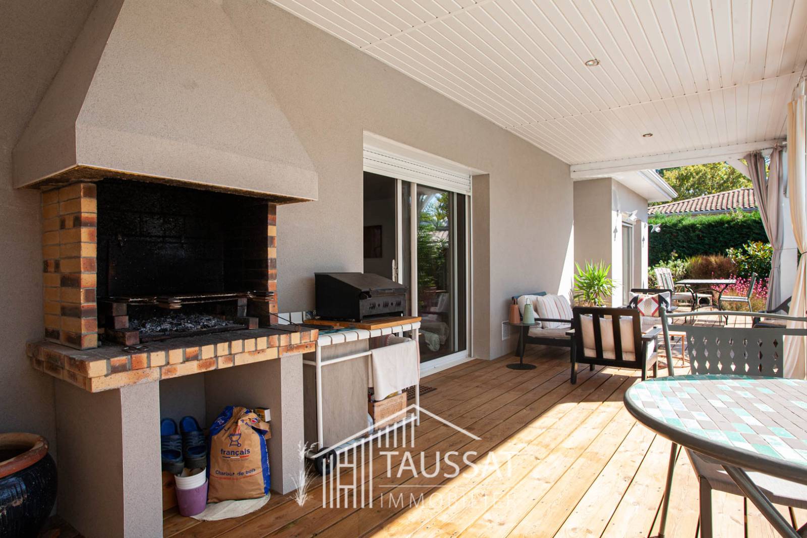 Terrasse couverte donnant sur piscine exposée Sud dans une maison premium à Cassy