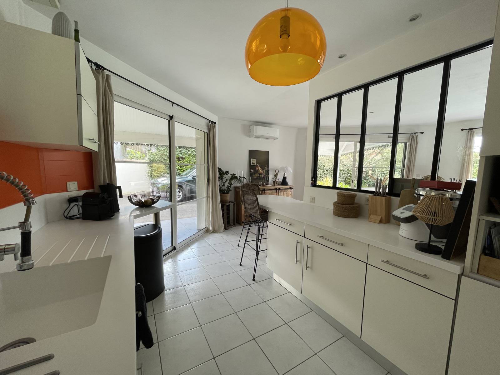 Cuisine semi-ouverte et fonctionnelle dans une villa de 100 m² à Taussat les Bains