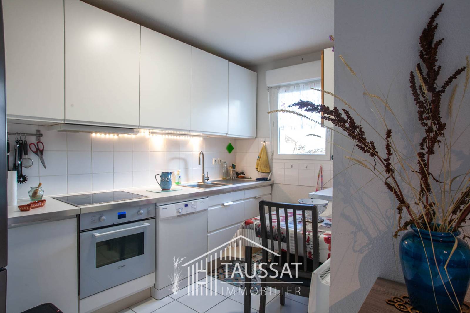 Cuisine ouverte équipée dans un duplex moderne en résidence sécurisée à Cassy