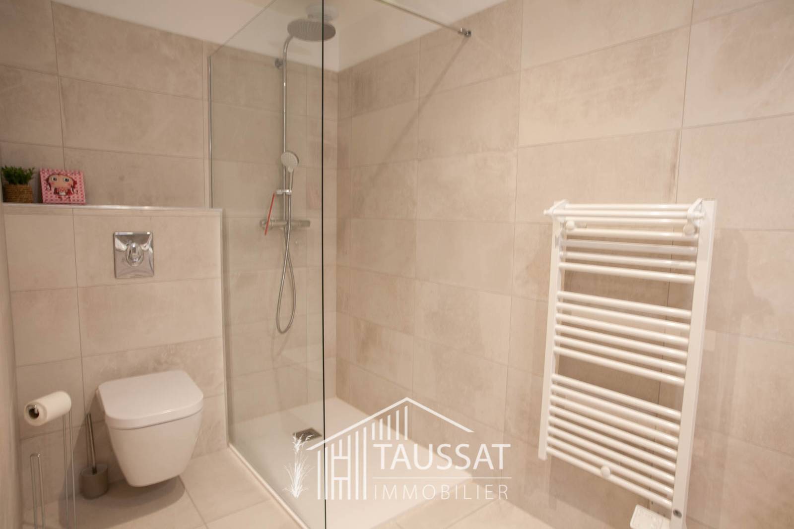 A LOUER T2 BIS MEUBLE AVEC JARDINET - CASSY CENTRE