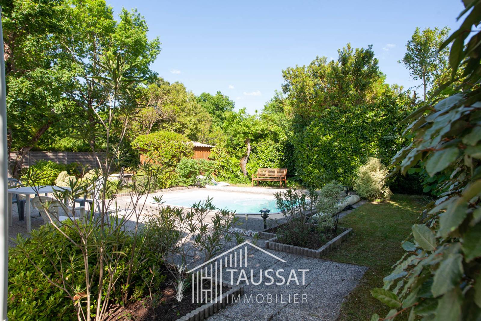 MAISON 3 CHAMBRES AVEC PISCINE - CASSY