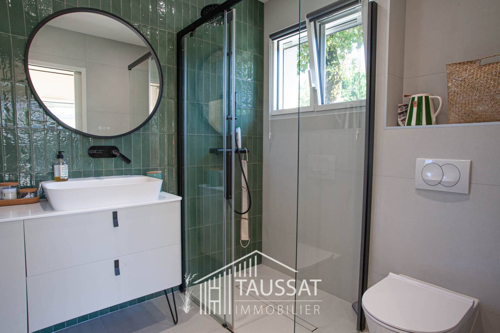 Salle de bain moderne avec douche et baignoire dans une maison à vendre à Cassy, proche commerces