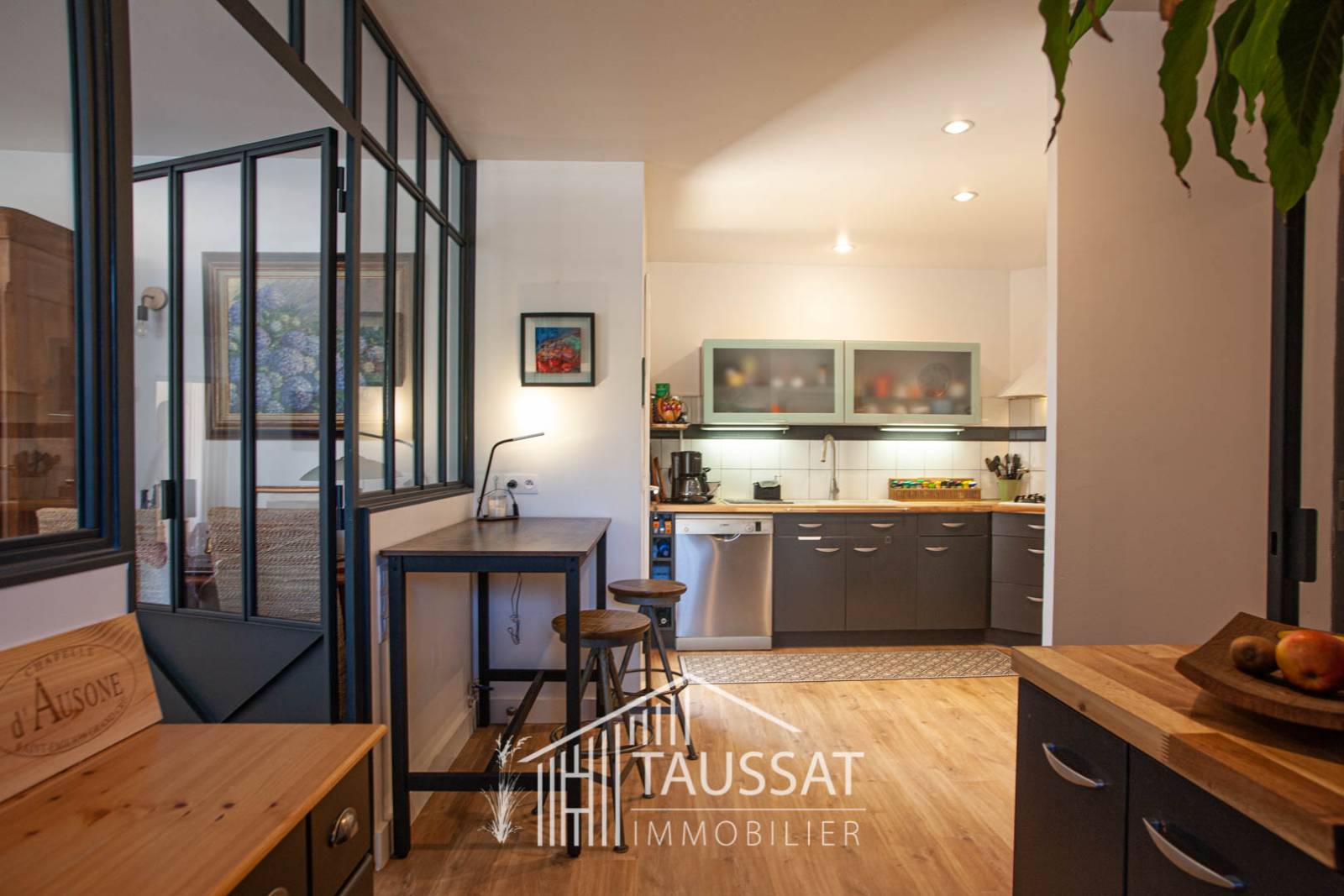 Cuisine aménagée avec accès terrasse couverte dans cette maison de 147 m² entièrement rénovée