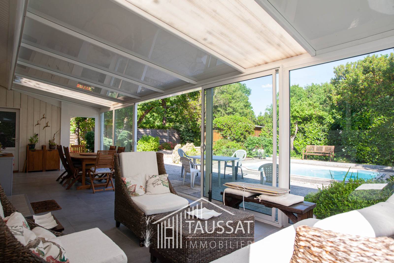 MAISON 3 CHAMBRES AVEC PISCINE - CASSY