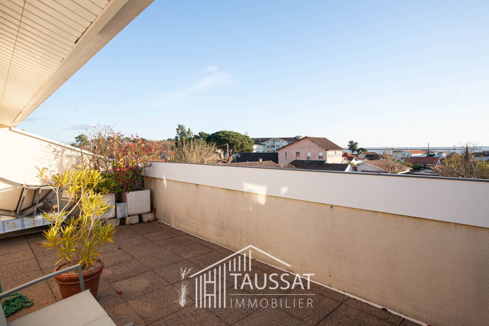 Grande terrasse Sud-Ouest de 22 m² bénéficiant d’une vue Bassin dans un duplex lumineux