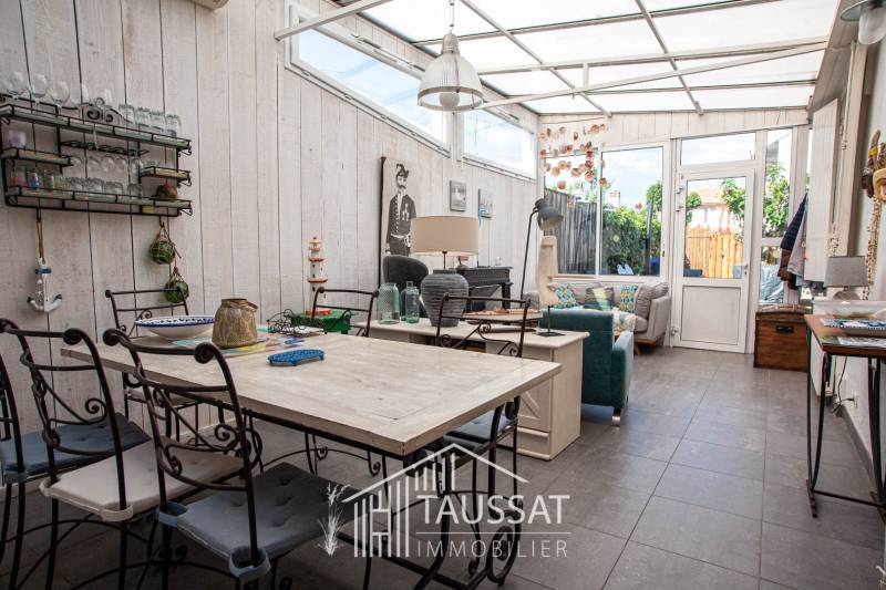 Pièce de vie lumineuse donnant sur terrasse bois dans une maison de ville idéalement située à Taussat