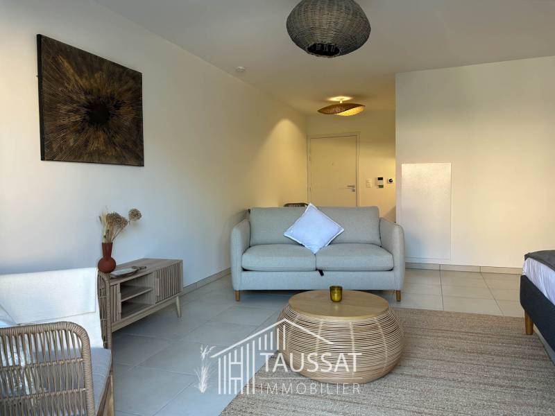 Pièce de vie spacieuse d’un studio moderne à Taussat, idéal pour résidence principale ou investissement
