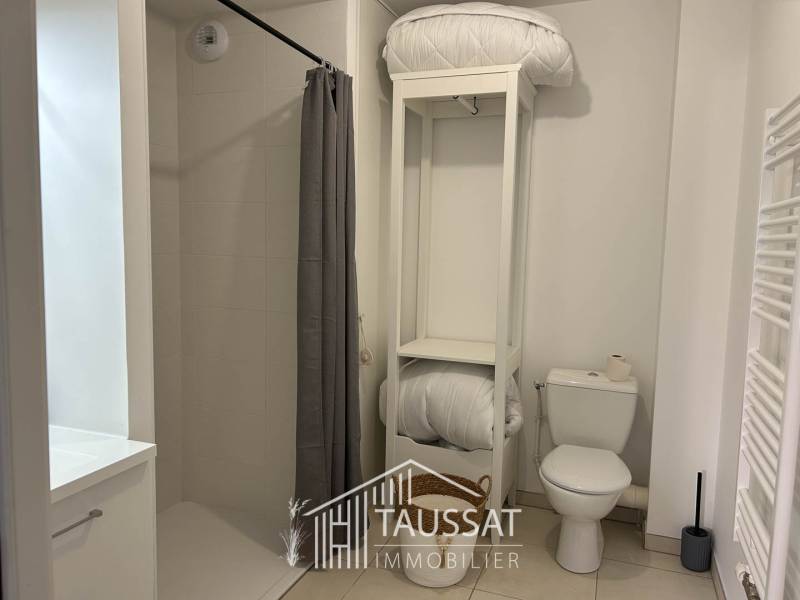 Salle d’eau contemporaine d’un studio de 39 m² en rez-de-chaussée dans résidence sécurisée à Taussat les Bains