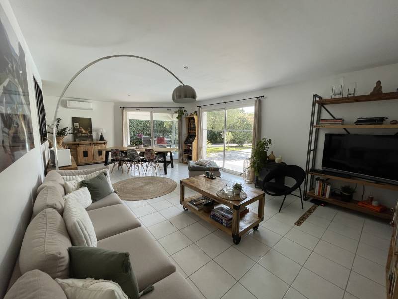 Pièce de vie lumineuse orientée sud-ouest dans une maison familiale à vendre à Taussat les Bains près des commerces