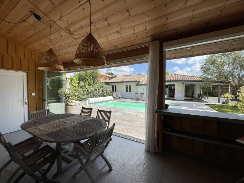 Maison de 100 m² à vendre proche du Bassin avec deux dépendances, jardin paysagé et piscine 8x4 m