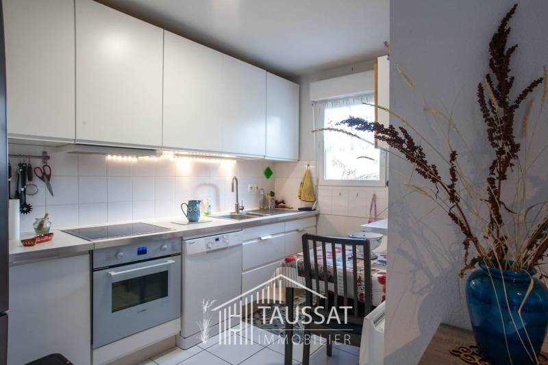 Cuisine ouverte équipée dans un duplex moderne en résidence sécurisée à Cassy