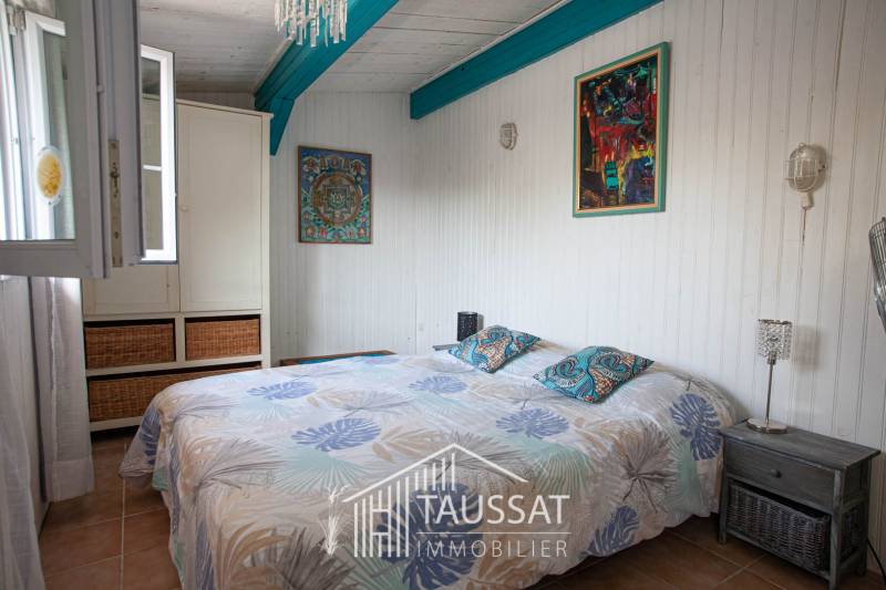 Troisième chambre avec accès extérieur dans une maison de ville pleine de potentiel à Taussat