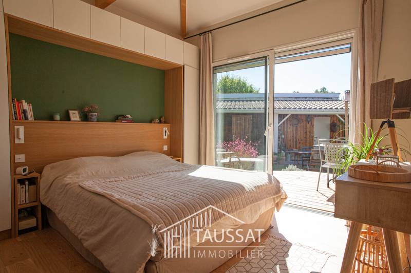 Chambre parentale avec dressing et salle d’eau dans une maison rénovée avec accès direct à la terrasse