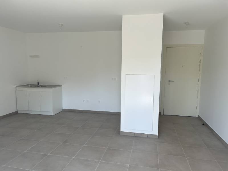 Entrée et pièce de vie d’un T3 contemporain à vendre à Taussat les Bains près des commerces et des plages