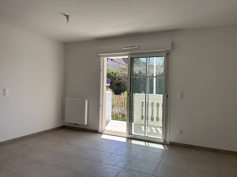 Séjour lumineux avec cuisine ouverte dans un T3 moderne proche du Bassin d’Arcachon